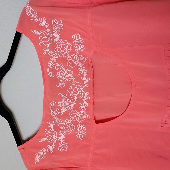 Torrid Romantic Spring coral embroidered cut out back top size 2 - Picture 8 of 11